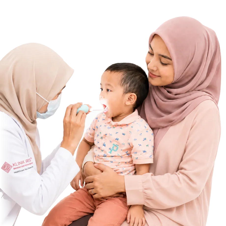 Doktor Klinik Iris memeriksa kanak-kanak bersama ibu