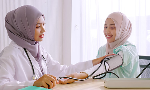 Doktor merawat pesakit di Klinik Iris